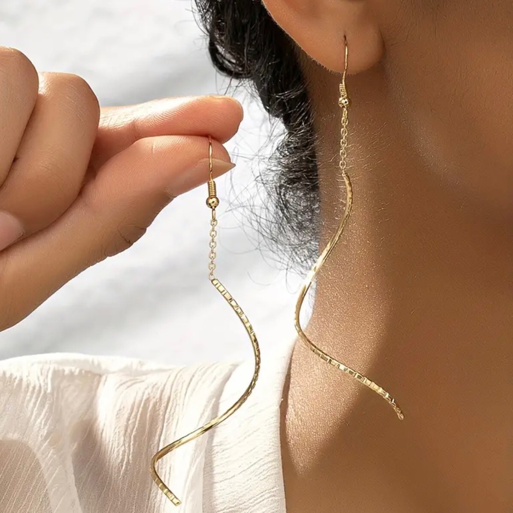 ✨✨✨Gold Wave Drop Earring✨✨✨